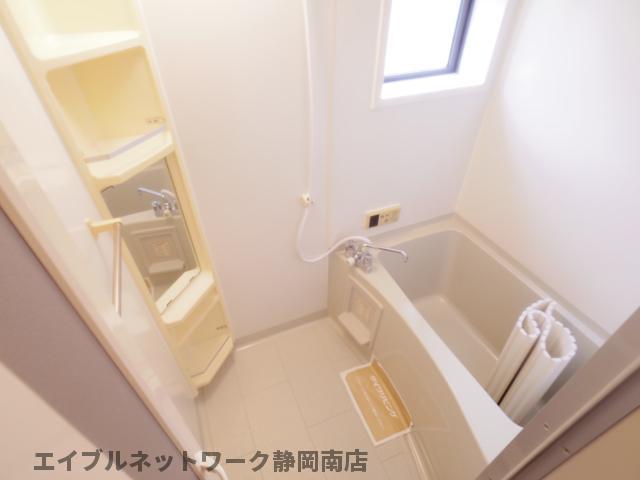 バス・シャワールーム　落ち着いた空間のお風呂です