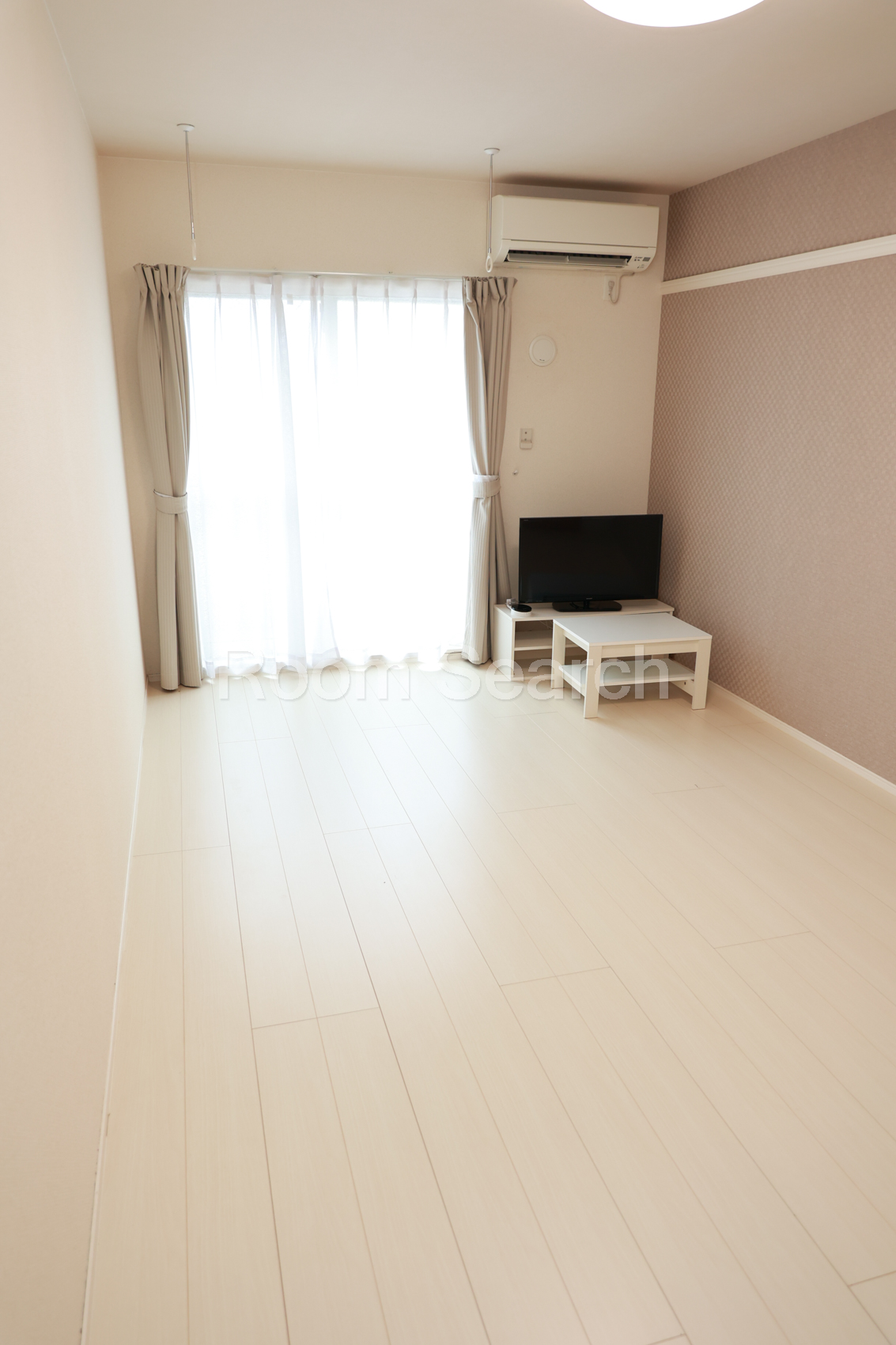 居室・リビング　テレビ、テーブル、カーテン、エアコン付き