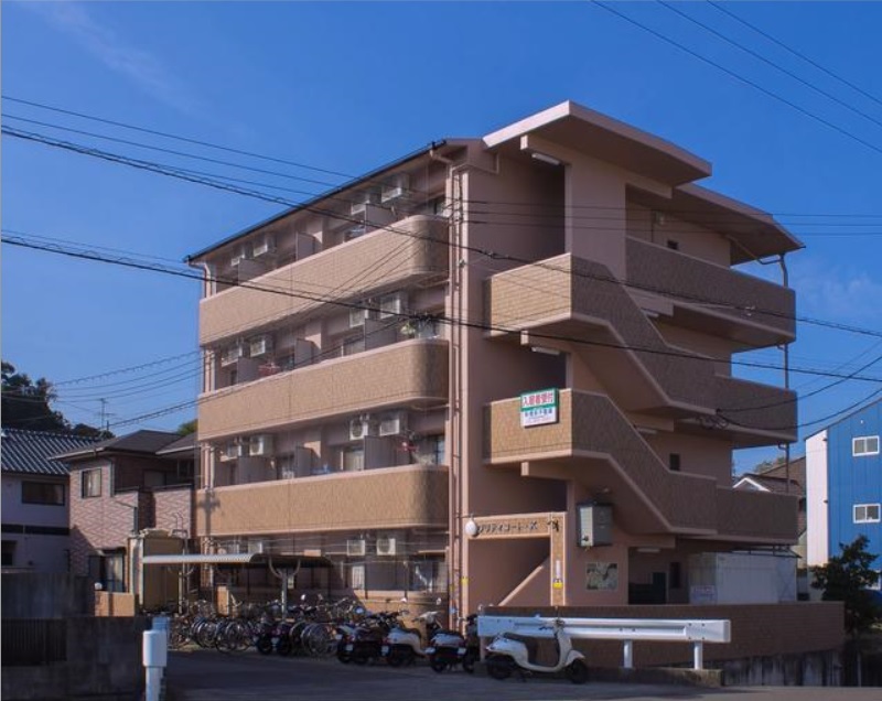 伊予郡砥部町高尾田のマンションの建物外観