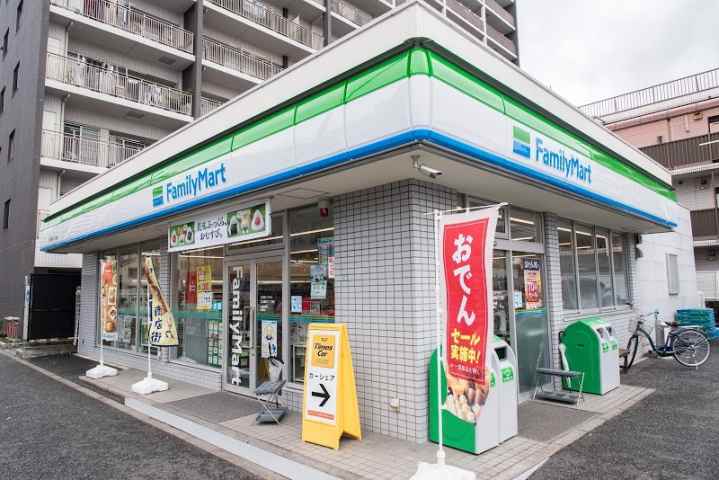 コンビニ　ファミリーマート（コンビニ）まで350m