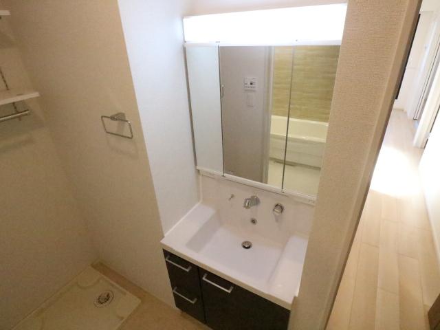 洗面設備　ゆったりとスペースのある洗面所