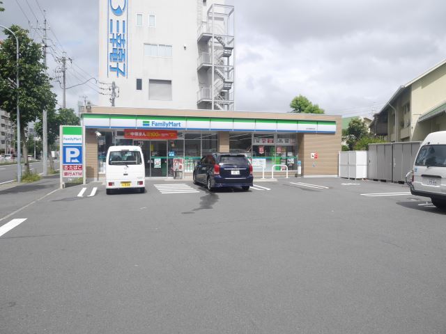 コンビニ　ファミリーマート（コンビニ）まで120m