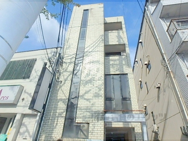 京都市北区紫野上築山町のマンションの建物外観