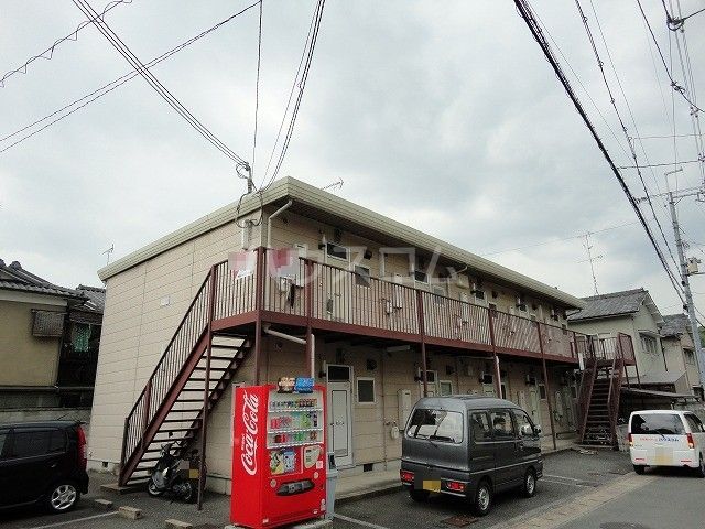 京都市西京区山田弦馳町のアパートの建物外観