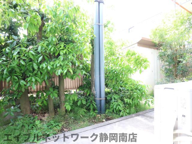 【静岡市駿河区中田のマンションの庭】