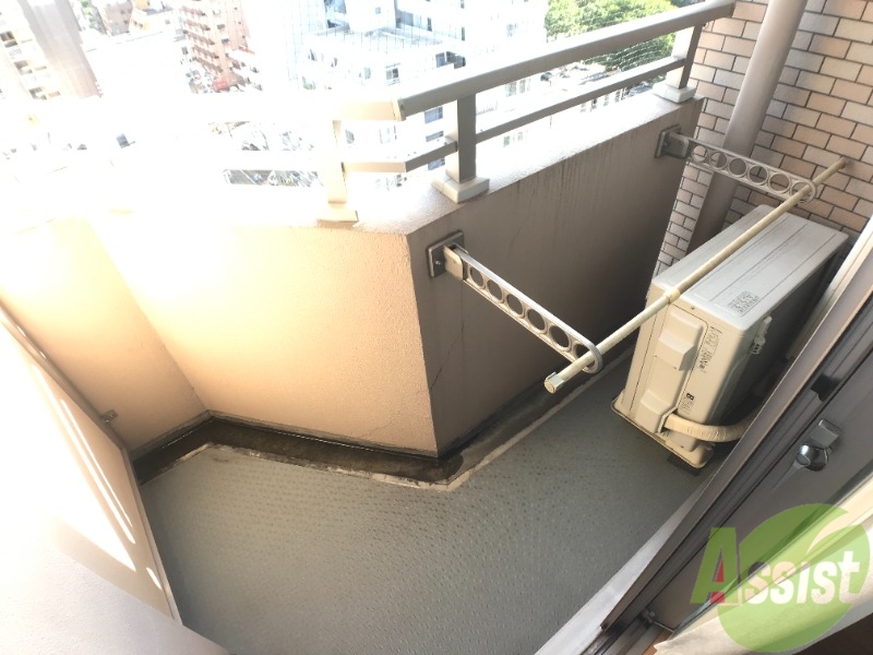 バルコニー　バルコニーは南向きです。暖かい日差しが望めそうですね。