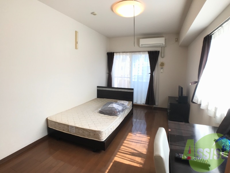 居室・リビング　８帖の洋室です。生活のメインとなる部屋ですね。