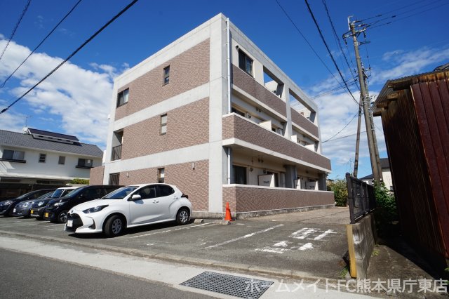 【熊本市南区出仲間のマンションの建物外観】