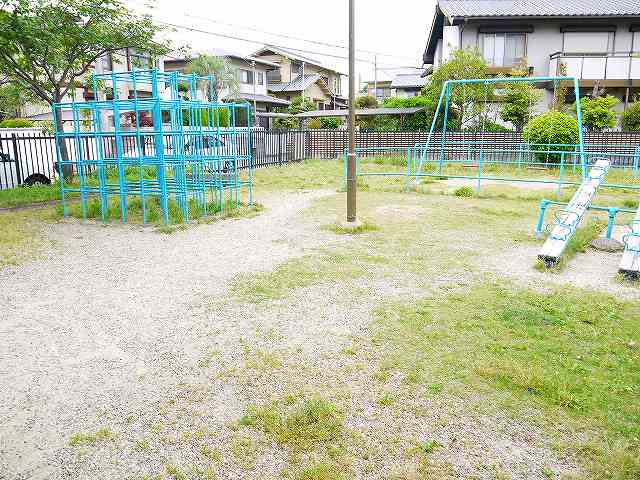 【奈良市平松のアパートの公園】