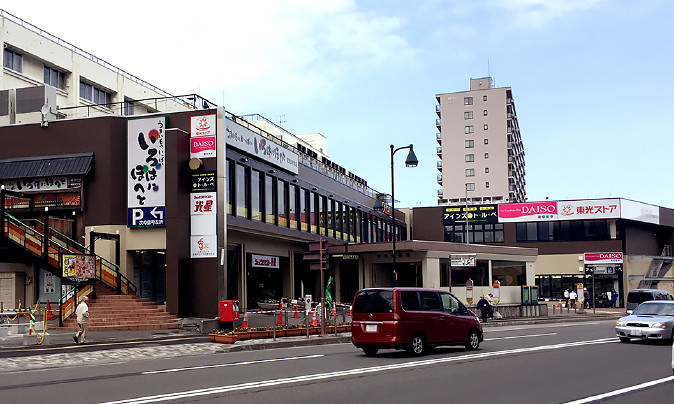 【札幌市東区北十三条東のアパートのショッピングセンター】