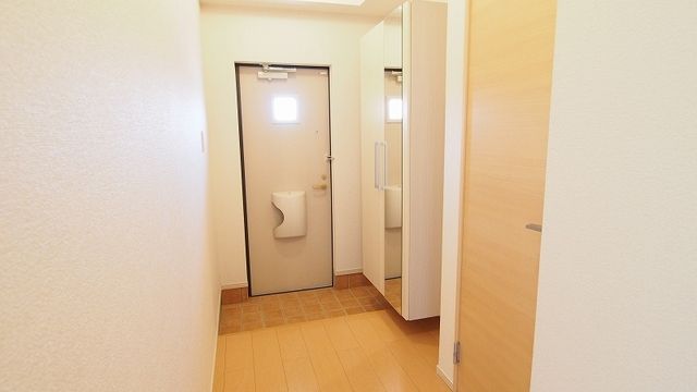 【エステートまがり川２１の玄関】