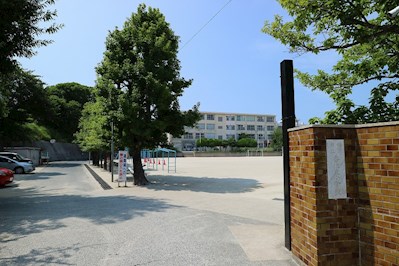 【福岡市東区香住ヶ丘のアパートの小学校】