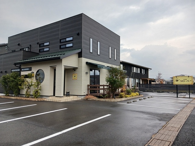 【シャン・ド・フル－ル　Ｅの飲食店】