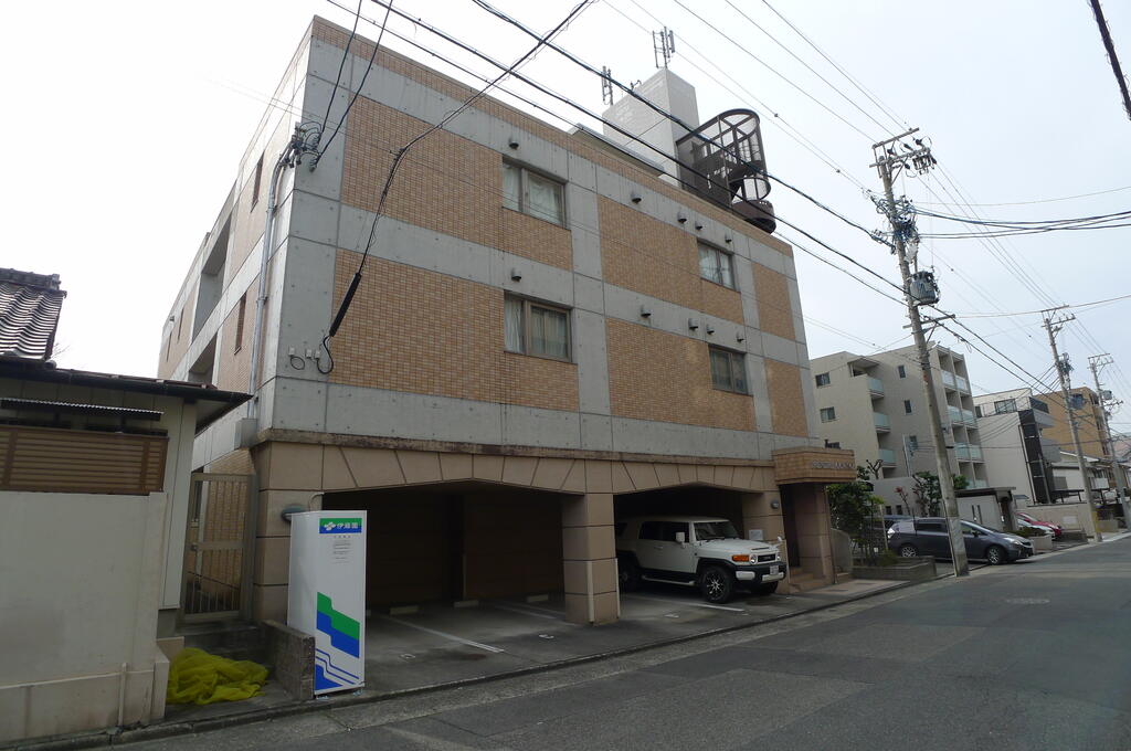 名古屋市昭和区石仏町のマンションの建物外観