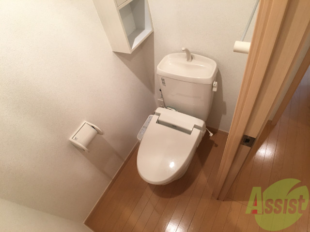 トイレ　こちらウォシュレットトイレです。サイドには棚もあり便利そう。