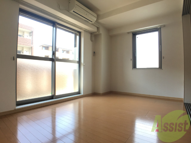 その他部屋・スペース　６帖の寝室です。窓が２つあるので明るい印象です。