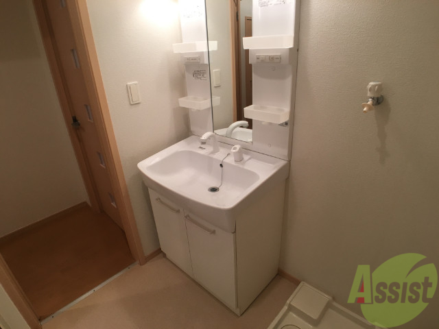 洗面設備　こちらは独立洗面台です。朝の身支度はここで整えられますね。