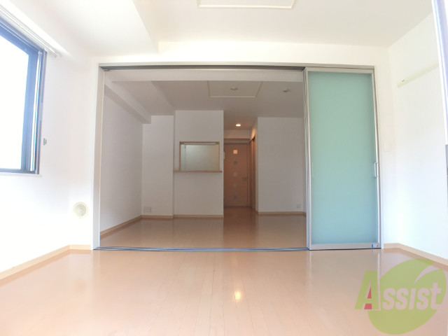 居室・リビング　バルコニーから洋室を撮影しました。仕切りの色がポイントです。