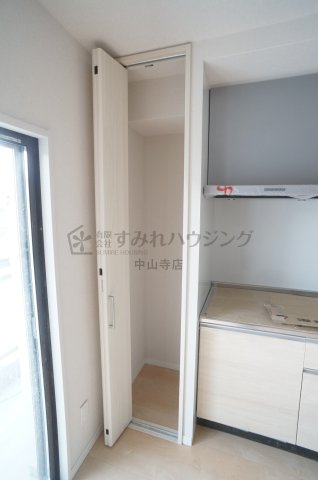 収納　工事途中の室内写真でございます。 参考、同建物・反転間取りの