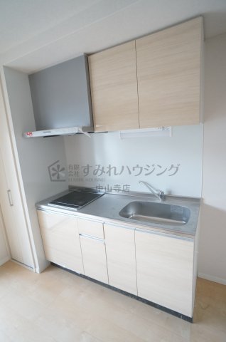 キッチン　工事途中の室内写真でございます。 参考、同建物・反転間取りの