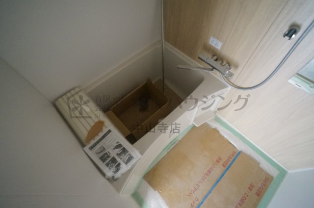 バス・シャワールーム　工事途中の室内写真でございます。 参考、同建物・反転間取りの