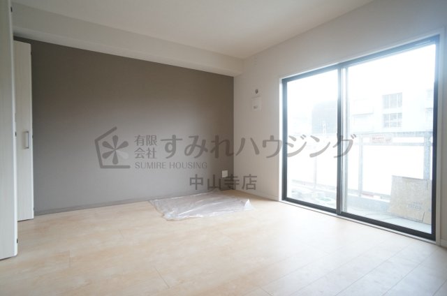 その他部屋・スペース　工事途中の室内写真でございます。 参考、同建物・反転間取りの