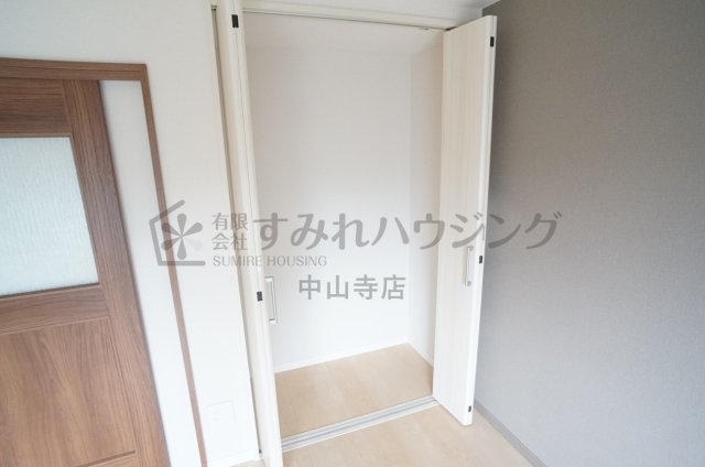収納　工事途中の室内写真でございます。 参考、同建物・反転間取りの