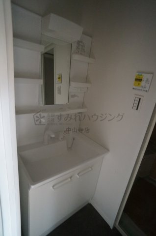 洗面設備　工事途中の室内写真でございます。 参考、同建物・反転間取りの