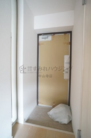 玄関　工事途中の室内写真でございます。 参考、同建物・反転間取りの