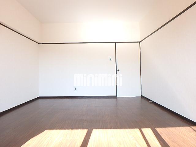 居室・リビング　ピカピカのフローリングのお部屋となっております。