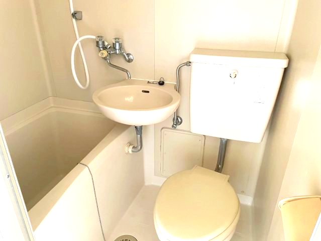 バス・シャワールーム　コンパクトで使いやすいお風呂です