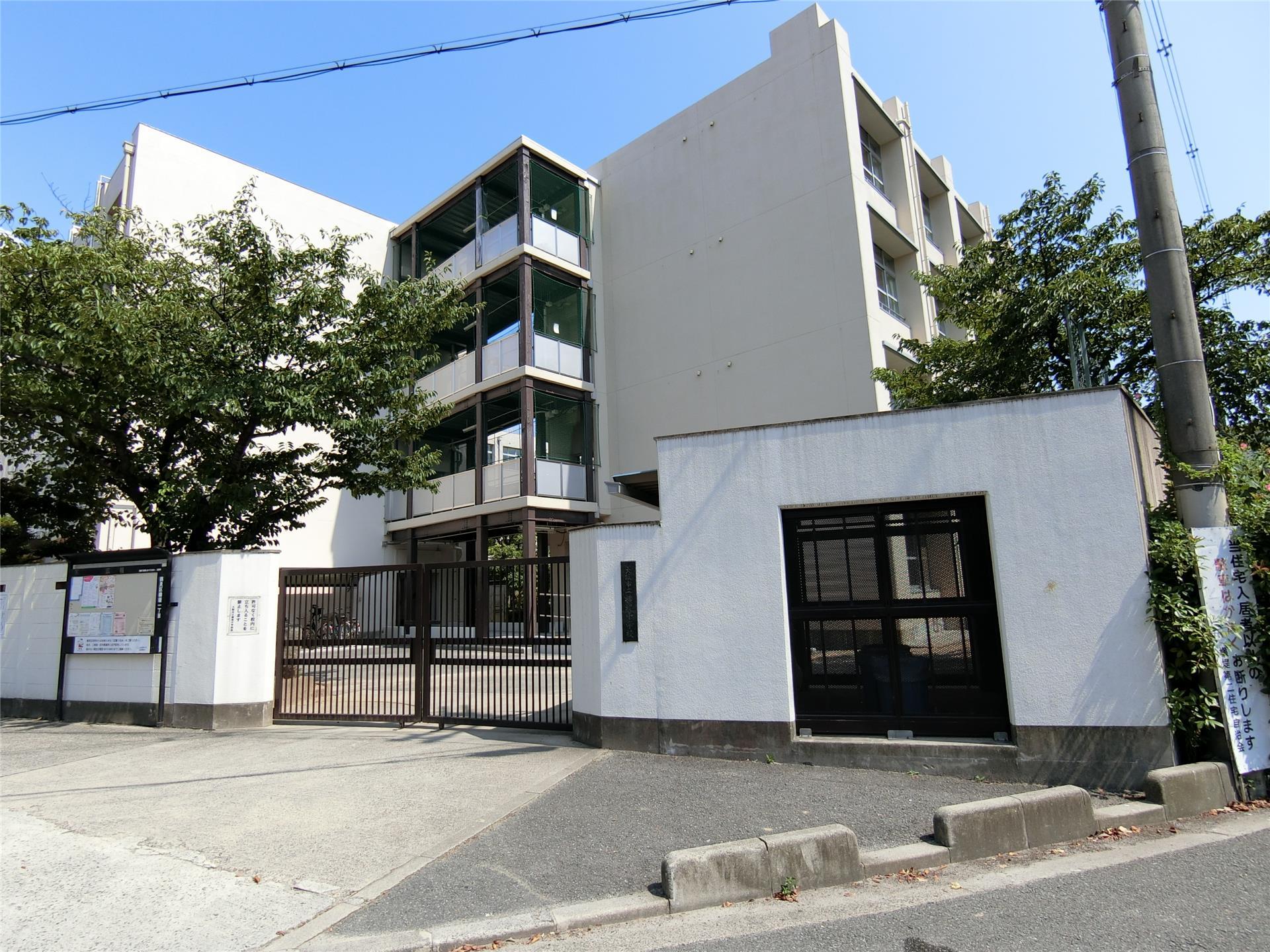 中学校　大阪市立横堤中学校（中学校）まで691m
