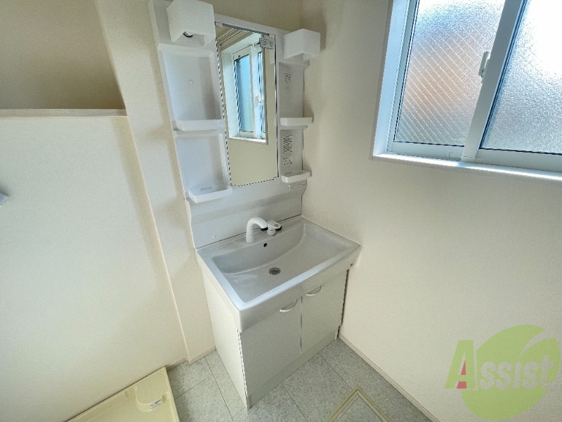 洗面設備　洗面台は独立しています。こちらでも身支度できますよ。