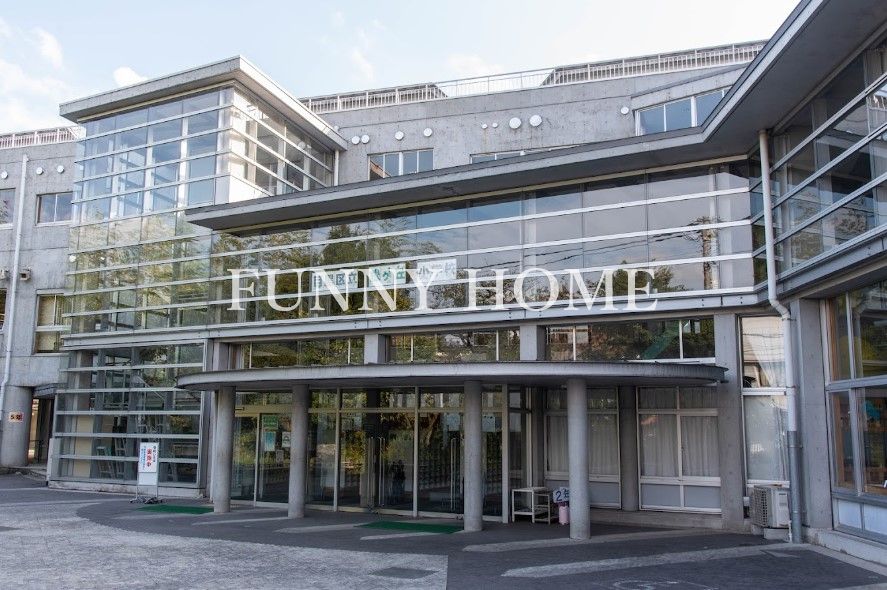 小学校　目黒区立緑ケ丘小学校（小学校）まで1055m