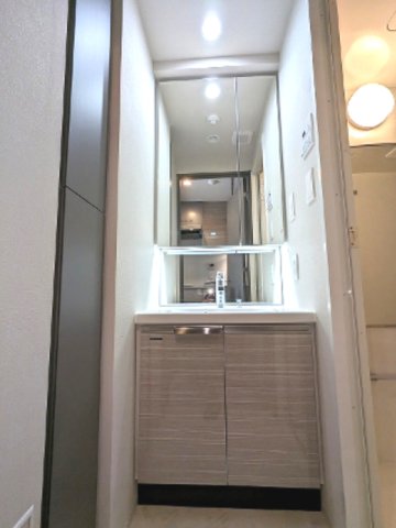 洗面設備　トイレと独立した洗面室、2面鏡付ハンドシャワー付洗面台