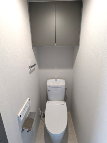 トイレ　温水洗浄便座、スマホホルダーもあります