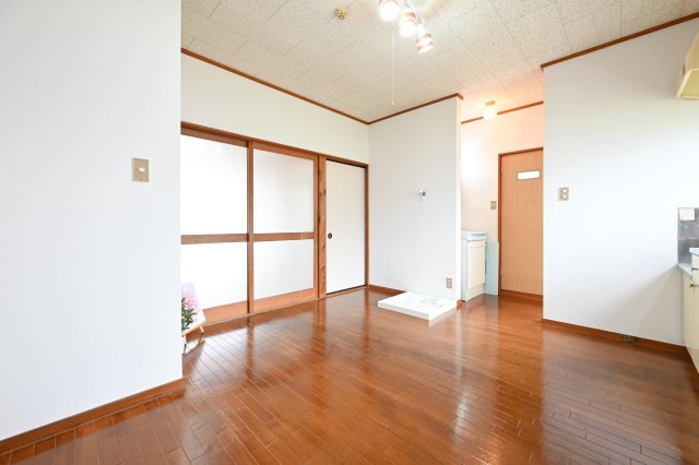 居室・リビング　壁紙も新しくリフォームしたばかりのダイニングキッチン