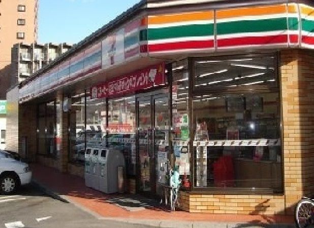 コンビニ　セブンイレブン（コンビニ）まで700m