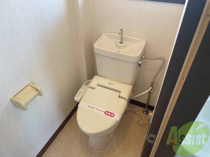 トイレ　温水洗浄便座なので快適に使用できそうですね。