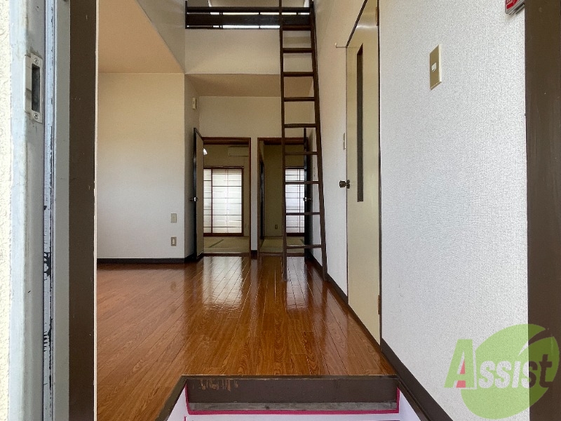 玄関　玄関から撮影しました。敷居が高くなくて安心ですね。