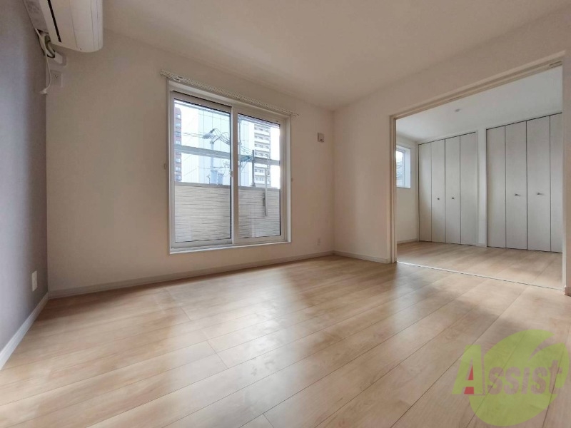 居室・リビング　エアコン付きで快適なリビングになっております！