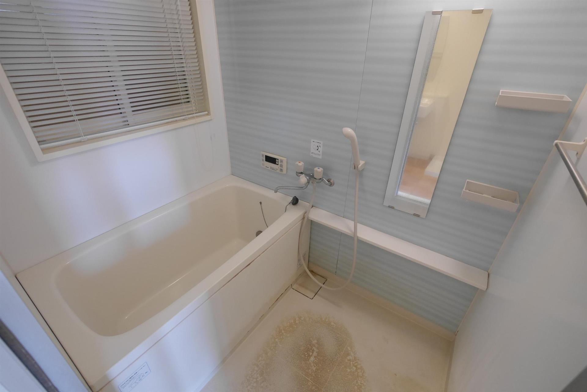 バス・シャワールーム　追炊き機能、窓ありのバス★