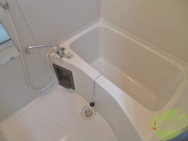 バス・シャワールーム　バスルームは狭すぎず、シャワーも浴びやすそうです。