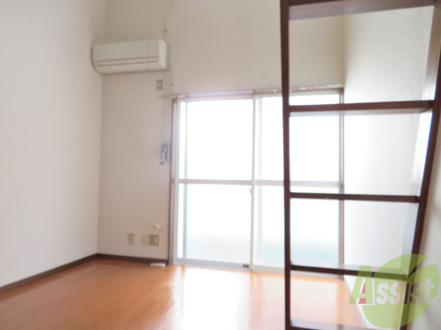 居室・リビング　６帖の洋室です。広々として、きれいですね。