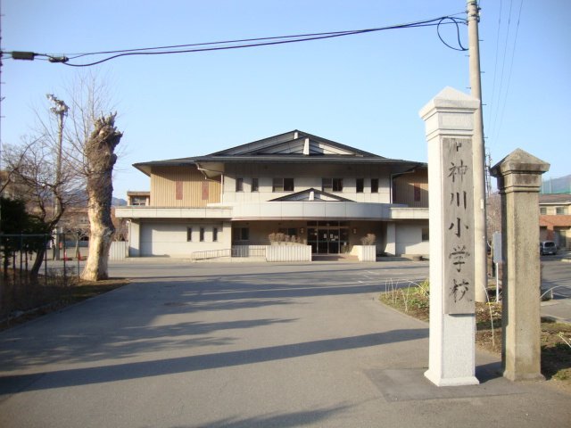 小学校　上田市立神川小学校（小学校）まで895m