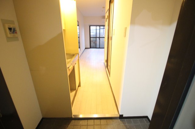 玄関　玄関から見た室内