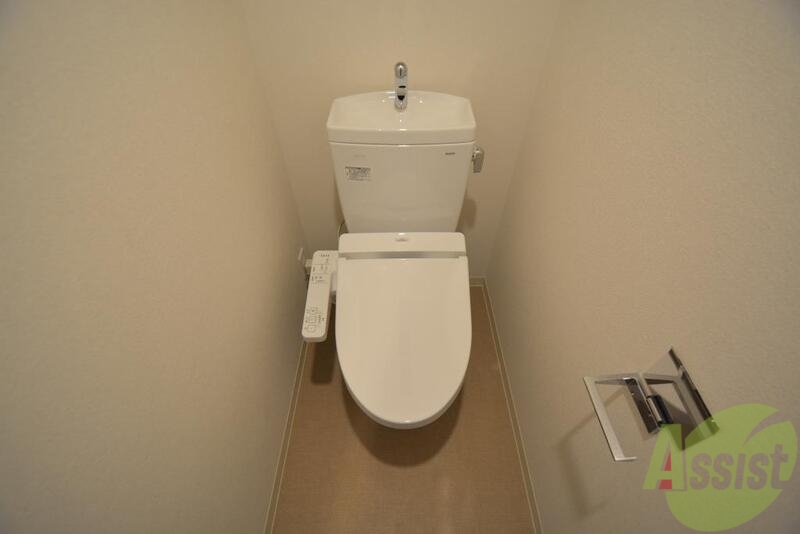 トイレ　白を基調とした清潔感のあるトイレです。