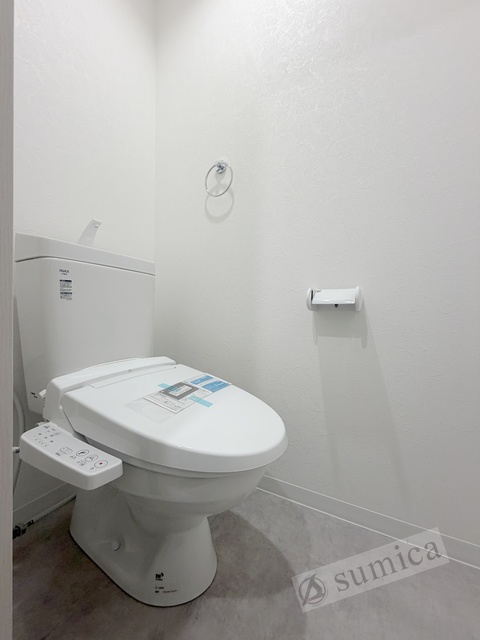 トイレ　人気アイテムの温水洗浄便座。清潔感のあるトイレです。