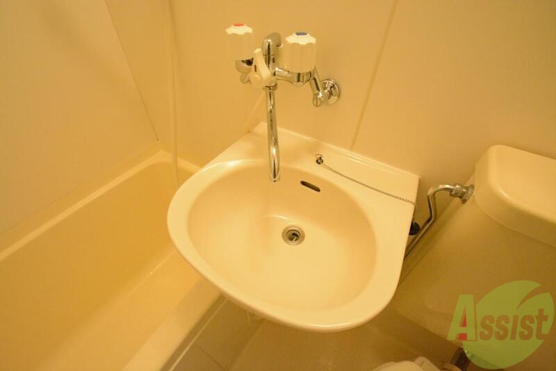 洗面設備　シンプルな洗面台です