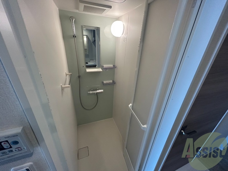 バス・シャワールーム　サーモスタッド式水栓で温度調節のしやすいシャワールームです。